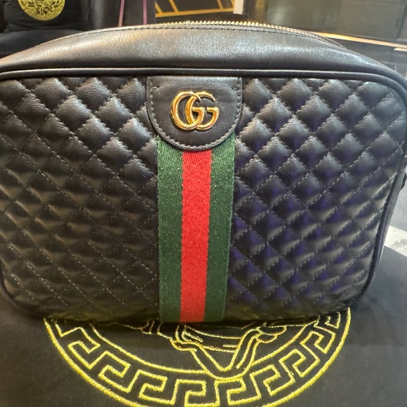 Gucci Handbags - Gently Used Gucci Crossbody!